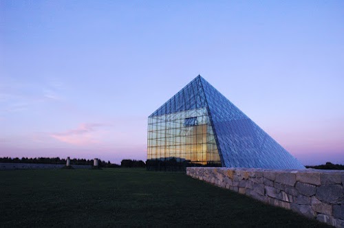 Glass Pyramid "HIDAMARI"