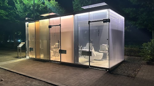 Yoyogi Fukamachi Mini Park Transparent Bathrooms