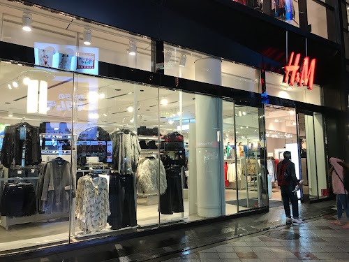  H&M location image photo
